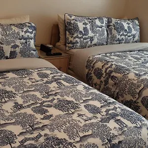 Luxury 3 Bedroom Flat 1min Walk From Underground, With Free Parking Sleeps X10 London